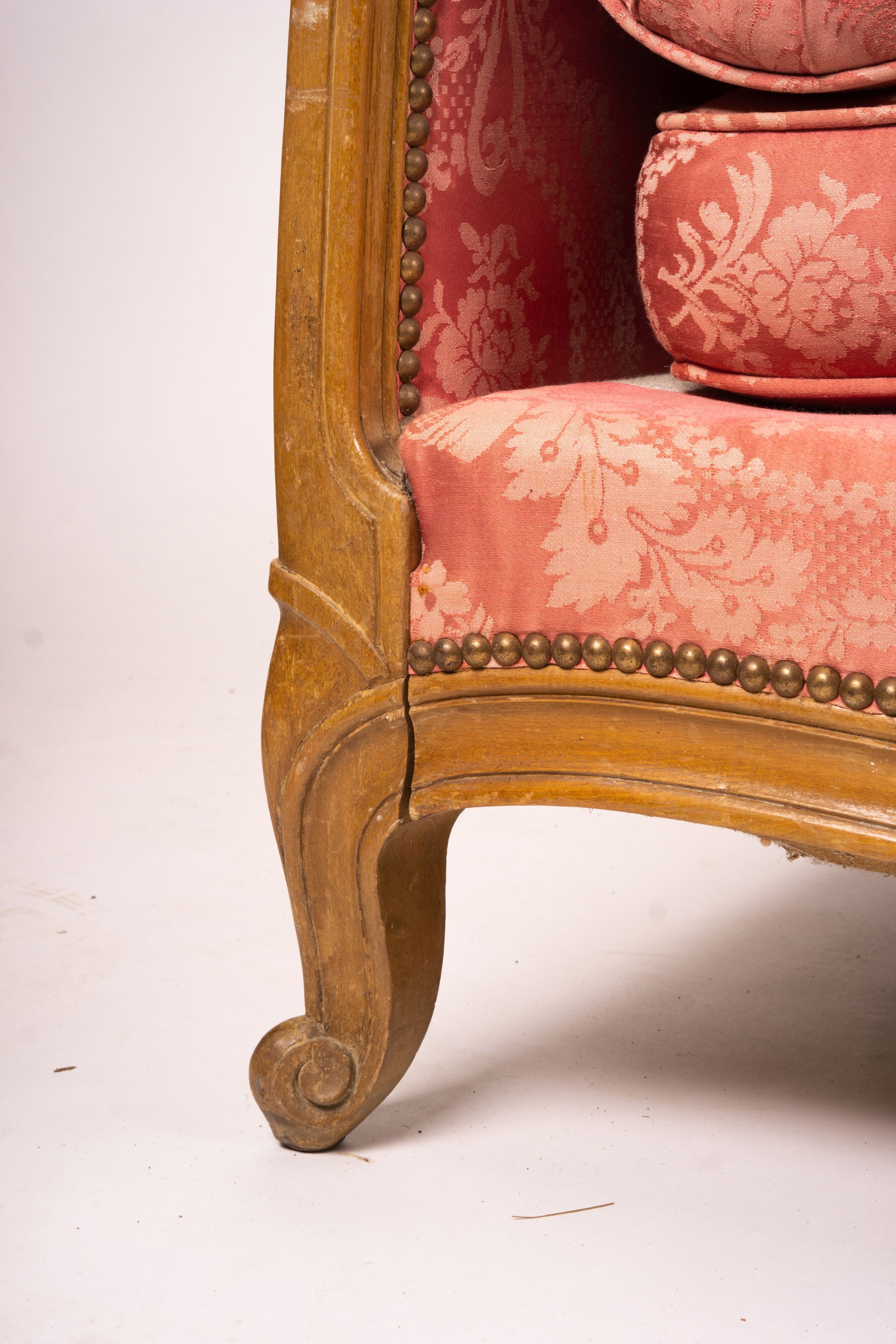 An early 20th century French carved beech daybed, length 174cm, depth 80cm, height 88cm